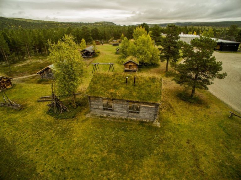 Et friluftmuseum med gamle bygninger. Sommer