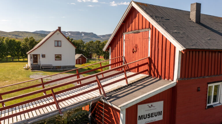 Nillagården, hvitt gjenreisningshus, rød fjøs