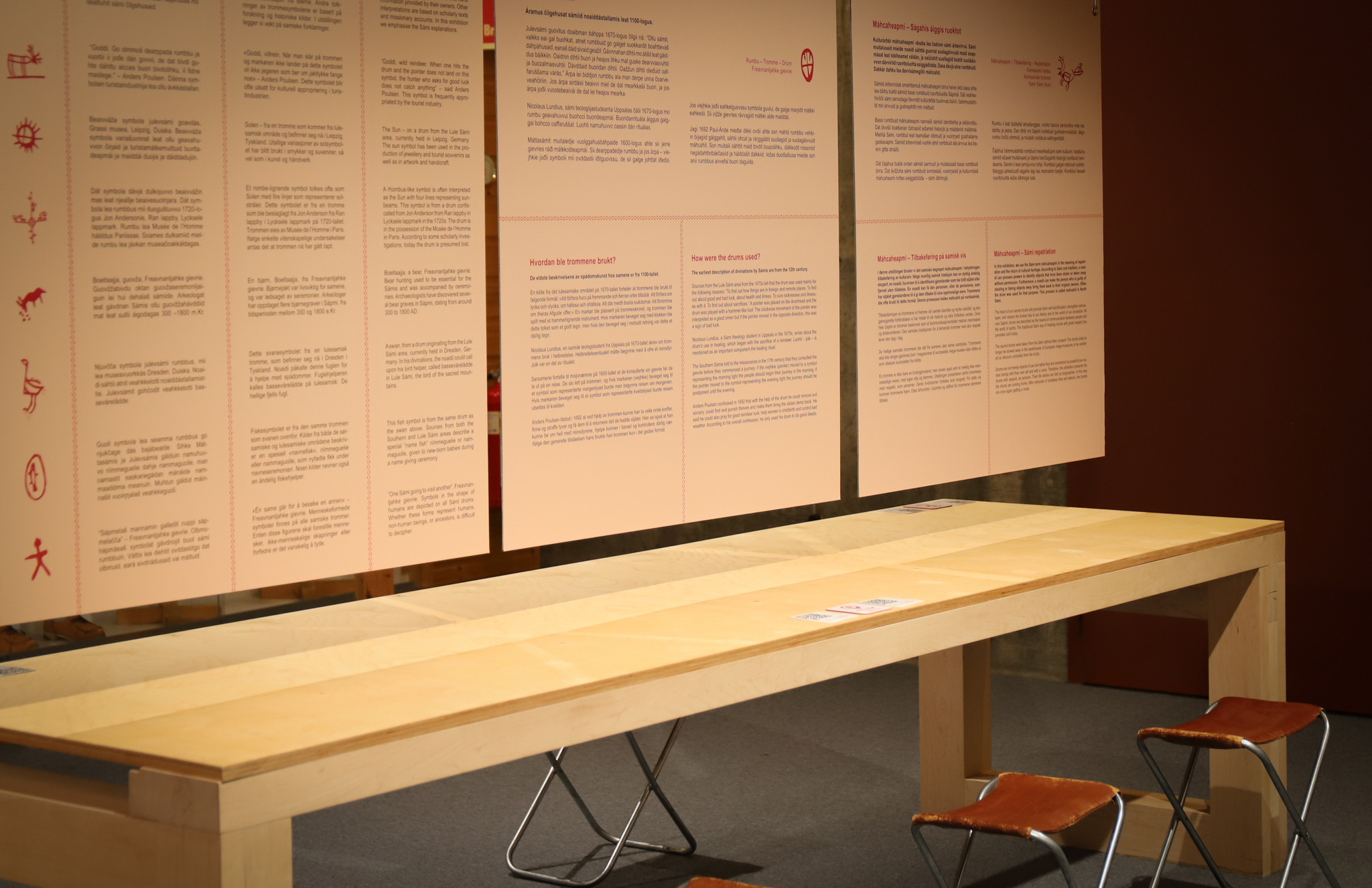 Bilde av utstillingsrommet. Her er det bord og stoler hvor man kan lese om trommmeutstillingen.