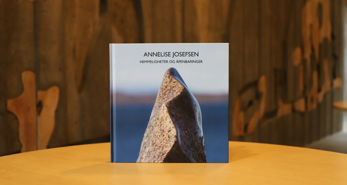 Ođđa girji/ Ny bok: Annelise Josefsen ”Hemmeligheter og åpenbaringer” Ođđa girji/ Ny bok: Annelise Josefsen ”Hemmeligheter og åpenbaringer”