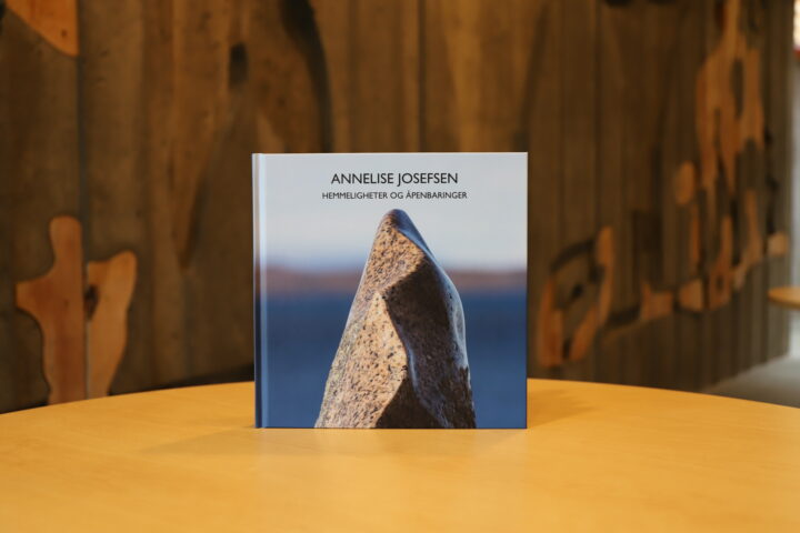 Ođđa girji/ Ny bok: Annelise Josefsen ”Hemmeligheter og åpenbaringer” Ođđa girji/ Ny bok: Annelise Josefsen ”Hemmeligheter og åpenbaringer”