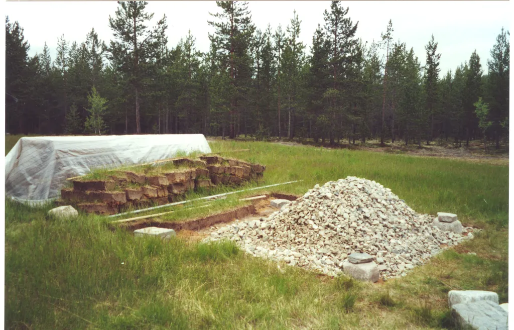 Oppsett av stabburet fra Kautokeino på utemuseet. Grunnmaterialet på marka og skåret torv foran.
