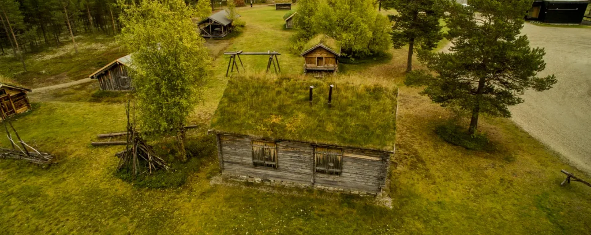 Dronebilde av huset på gårdsbruket Jávrebainjárga.