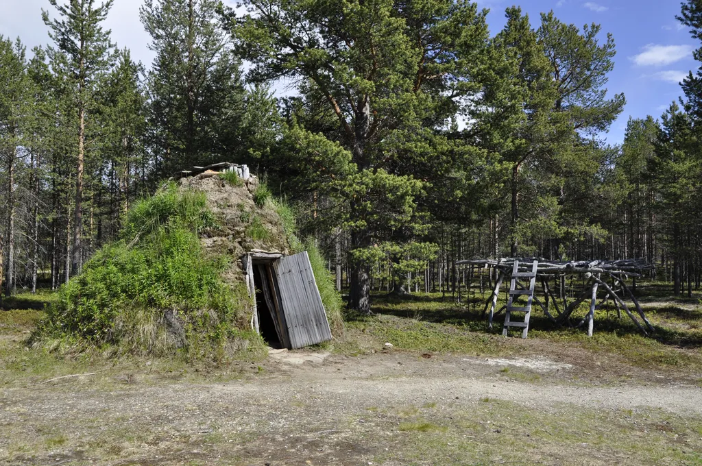 Torvgamme med stillas for oppbevaring på høyre side.