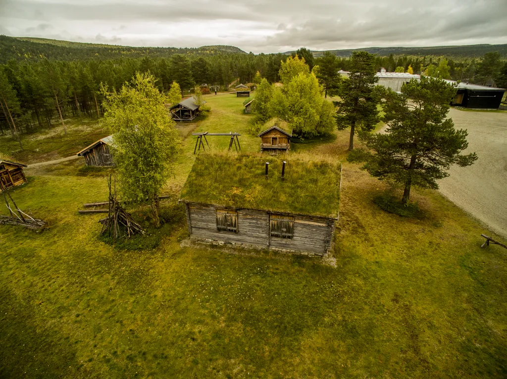 Dronebilde av huset på gårdsbruket Jávrebainjárga.