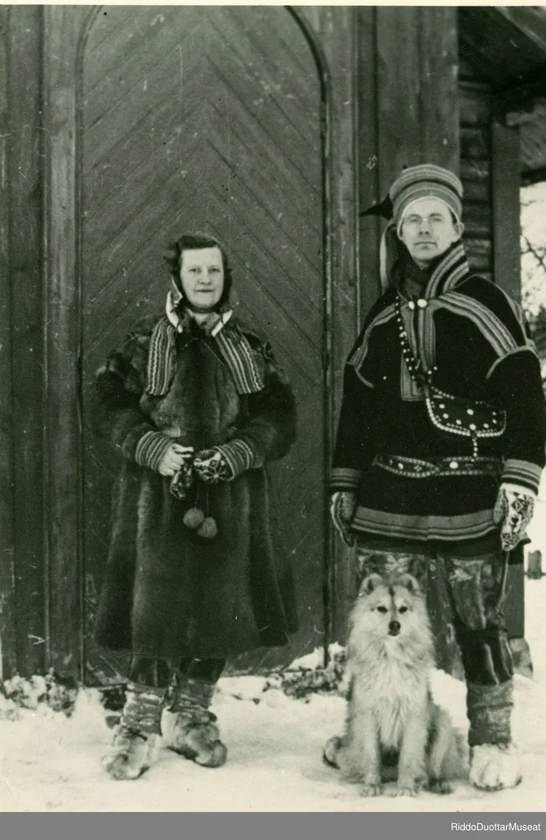 Presten og prestefruen utenfor kapellet i Beaivvášgieddi. Fotografert i 1950-1959.