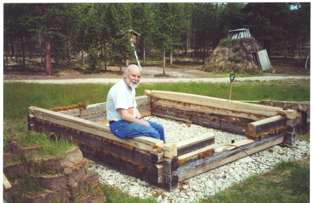 Oppsett av stabburet fra Kautokeino på utemuseet. På bildet ser vi håndtverker Jon Ole Andersen.
