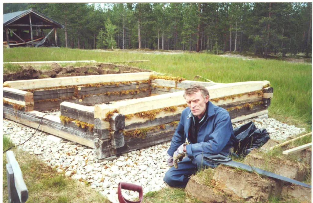 Oppsett av stabburet fra Kautokeino på utemuseet. På bildet ser vi museets ansatt Thorolf Bjørnback.