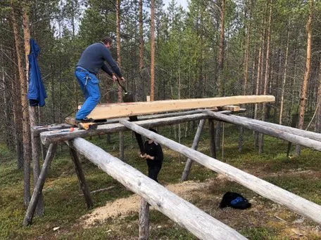 Saging av planker.