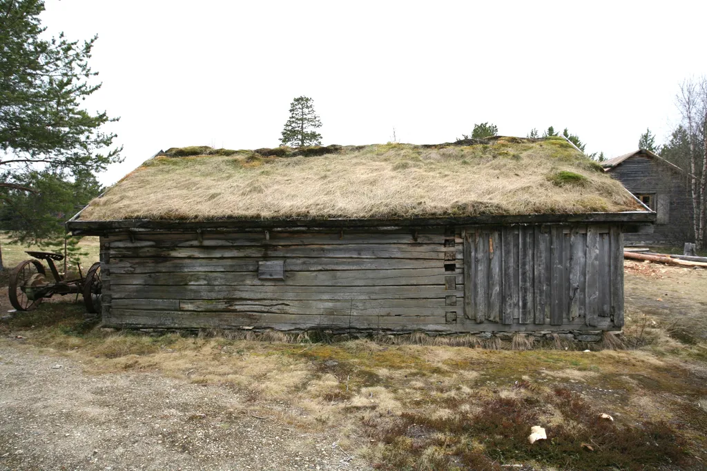 Fjøset i 2006 før den ble restaurert.