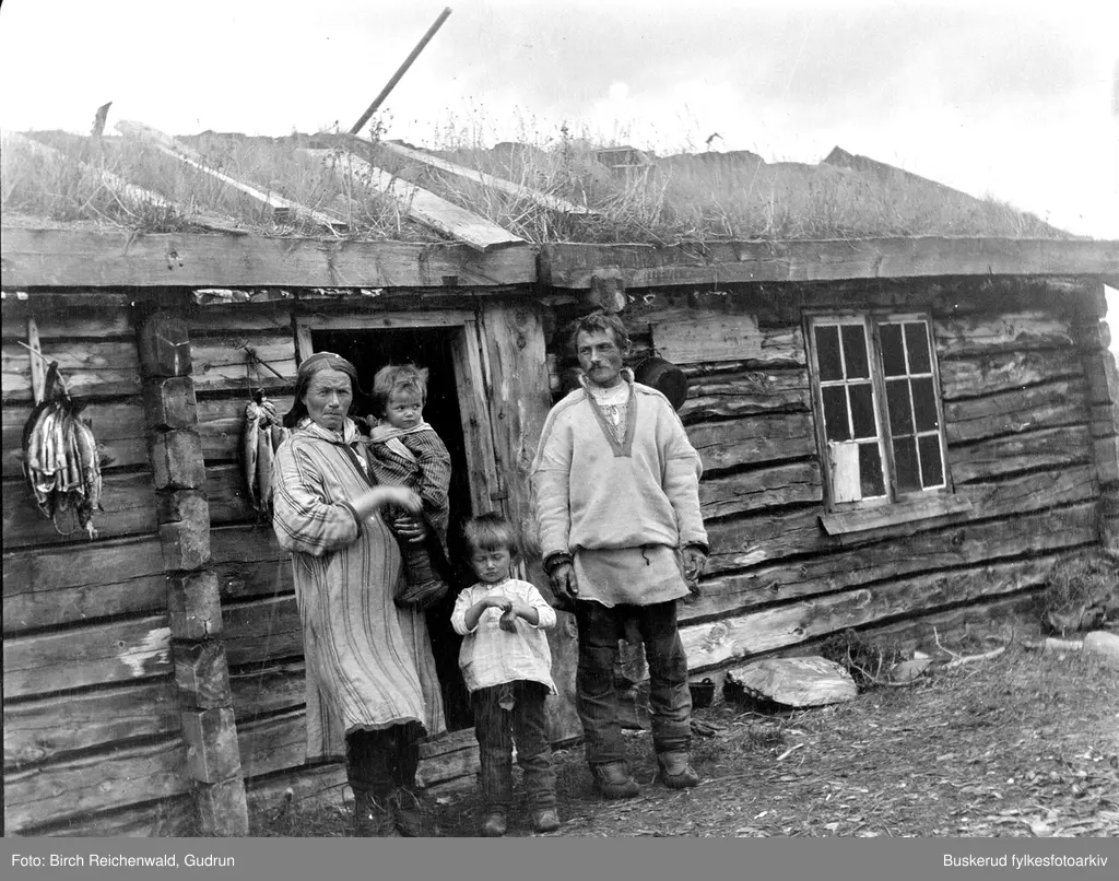 The forest lodge in Beaivvášgieddi. On the right of the photo Amund Hansen and on the left Ellen Karlsdatter with their two children.