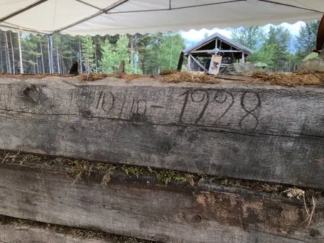 Dato i tømmeret på fjøsveggen.