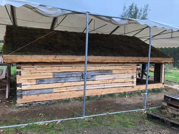 Nordveggen på fjøset etter restaureringen. 