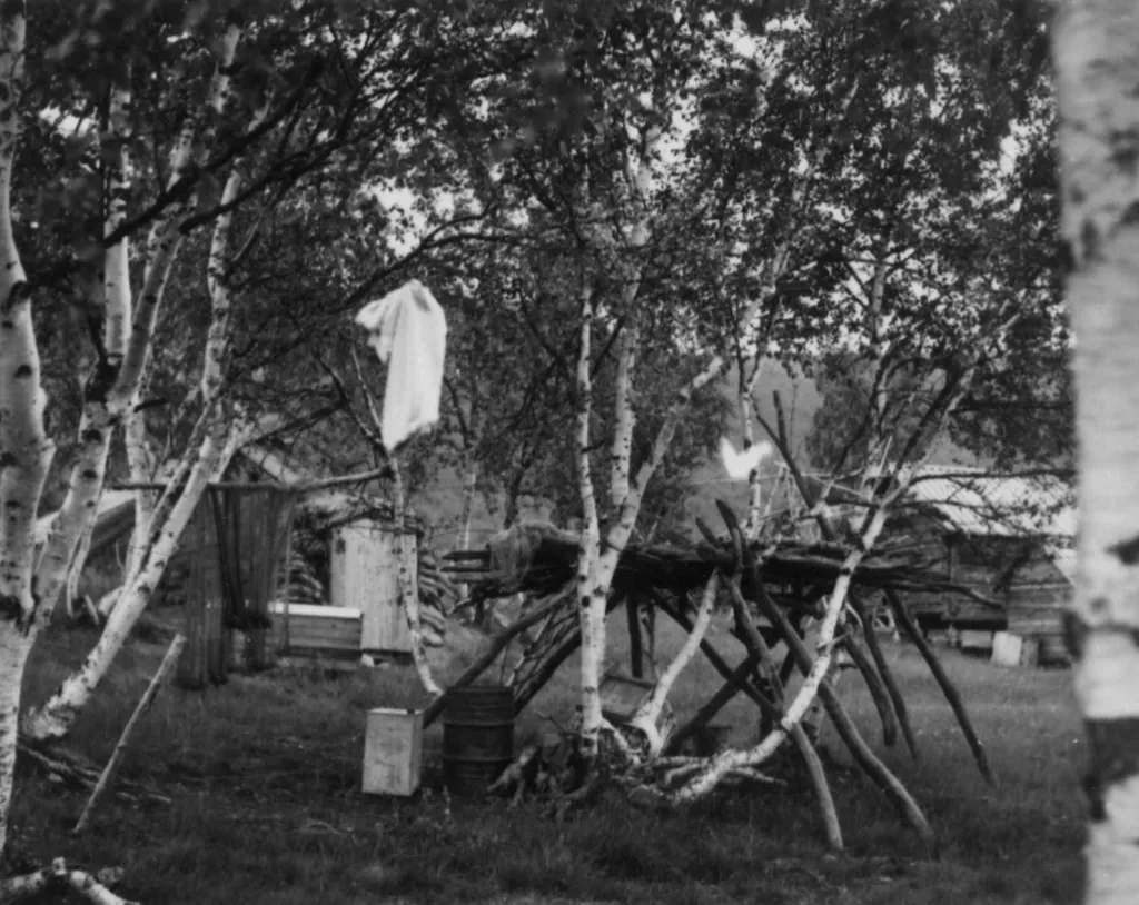 På bilde til høyre er A. Rasmussens stillas for oppbevaring.