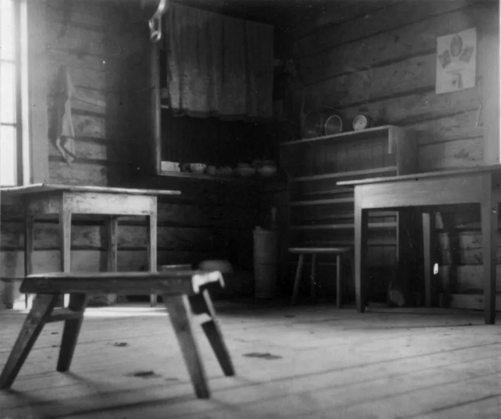 Vanligvis hentet gårdbrukerne vann fra brønna. På bildet: huset og brønnvippe til Reidar Isaksen. I bakgrunnen til venstre er det Jens Olsens hus. 