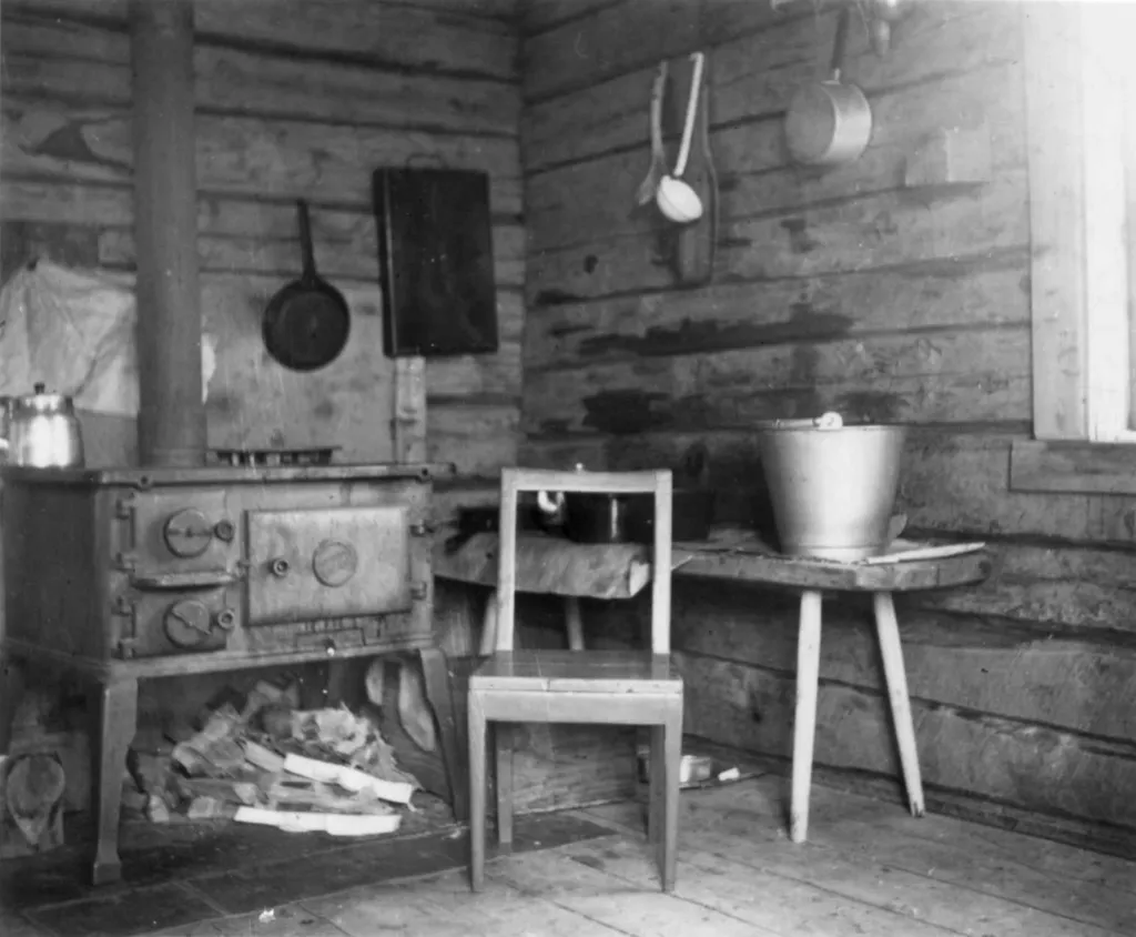 Vanligvis hentet gårdbrukerne vann fra brønna. På bildet: huset og brønnvippe til Reidar Isaksen. I bakgrunnen til venstre er det Jens Olsens hus. 