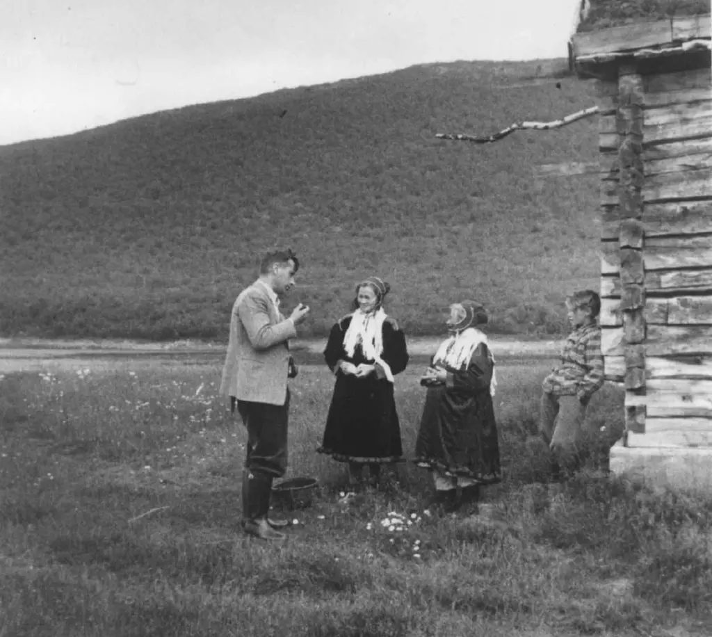 På bildet på venstre side står Asbjørn Nesheim og snakker med Ellen Ragnhild Vuolab. På høyreside står Ravna Vuolab Nikkinen og hennes barnebarn utenfor huset i Jávrebainjárga 1952.