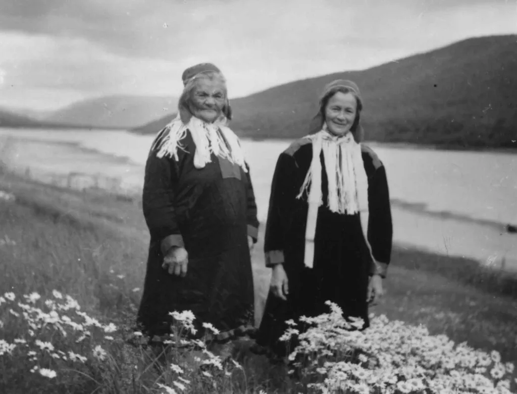 På venstre side i bildet, står Ravna Vuolab Nikkinen og på høyre side står Ellen Ragnhild Vuolab i Jávrebainjárga 1952.