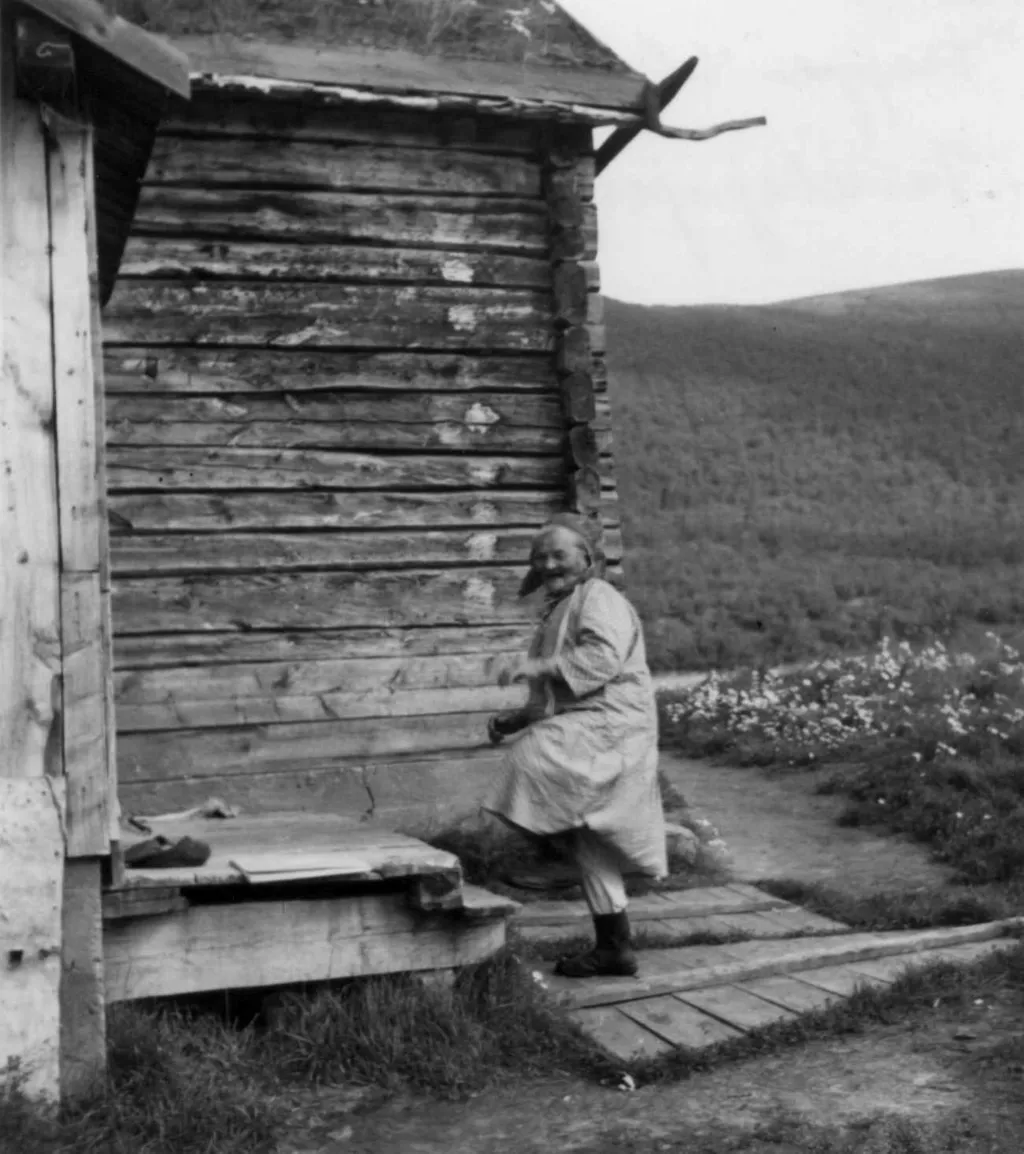 På bildet er Ravna Vuolab Nikkinen utenfor huset i Jávrebainjárga 1952.